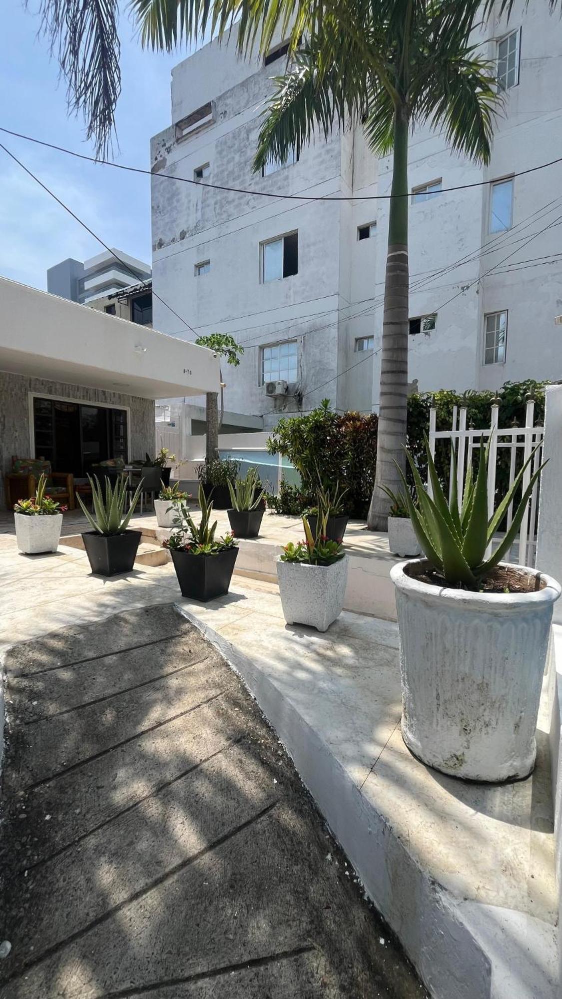 Airport Crespo Hotel *